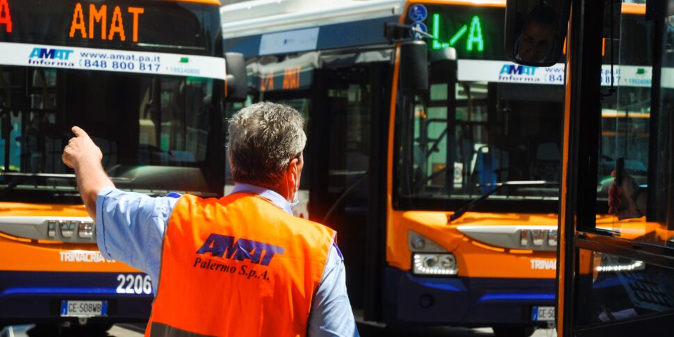 Palermo, sassaiola contro il bus dell'Amat allo Zen 2: in azione una banda di ragazzini