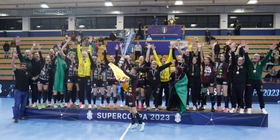 Pallamano femminile, l'Erice fa l'impresa: batte il Salerno e vince la Supercoppa