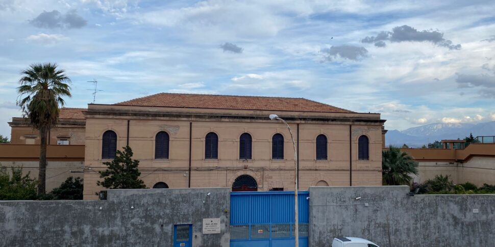 Termini Imerese, il padre di un detenuto porta hashish in carcere: arrestato