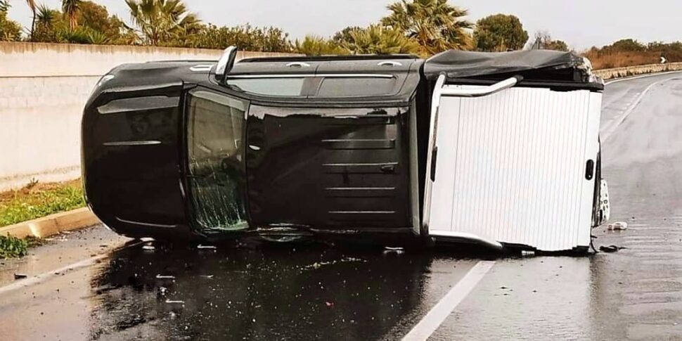 Pick up esce di strada e si ribalta sulla provinciale Scicli-Modica: conducente ferito