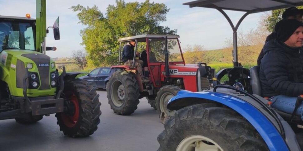 La marcia dei trattori in Sicilia, gli agricoltori dell'Agrigentino protestano anche per l’inutilizzabilità del lago Arancio