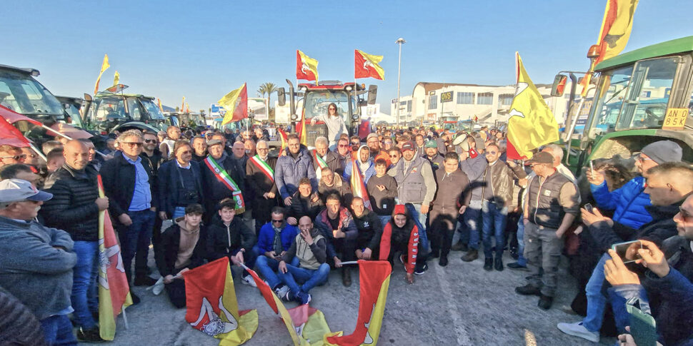 Castelvetrano, protesta con i trattori degli agricoltori della Valle del Belice