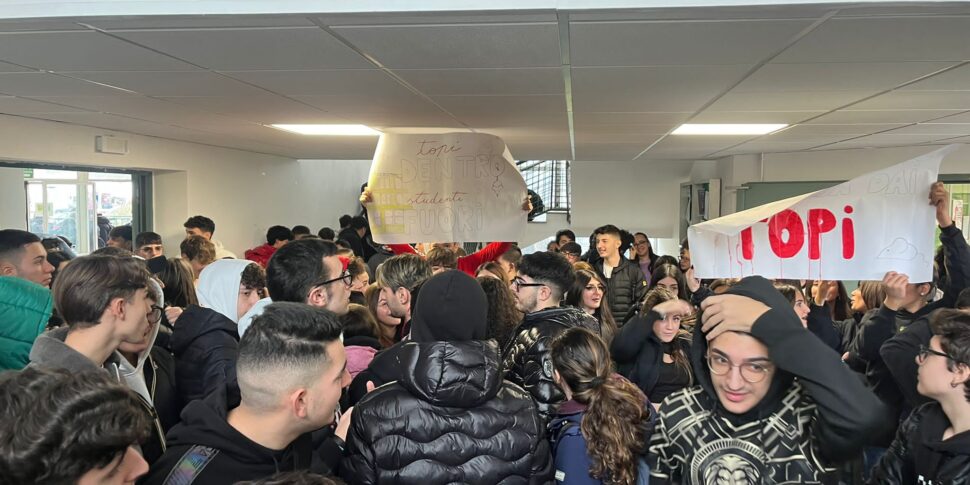Topi a scuola, protesta all'Istituto Pio La Torre di Palermo