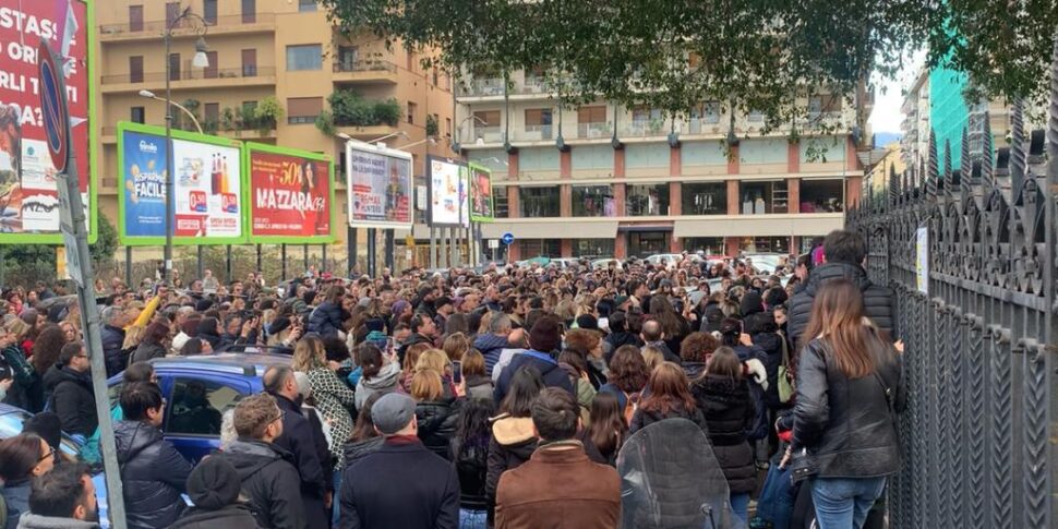 Cane bruciato vivo a Palermo, proteste e tensioni durante la manifestazione in via delle Croci