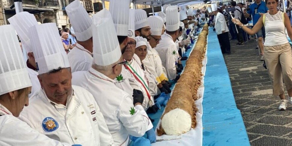 A Caltanissetta il cannolo più lungo del mondo, oltre 21 metri