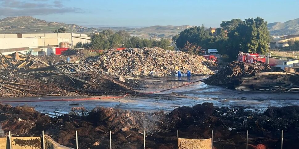 Licata torna a respirare dopo il rogo nell'impianto di stoccaggio rifiuti: riaperte scuole, ville e giardini