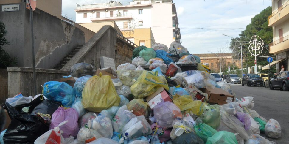 L'avanzata dei rifiuti a Palermo, la bonifica va a passo di lumaca