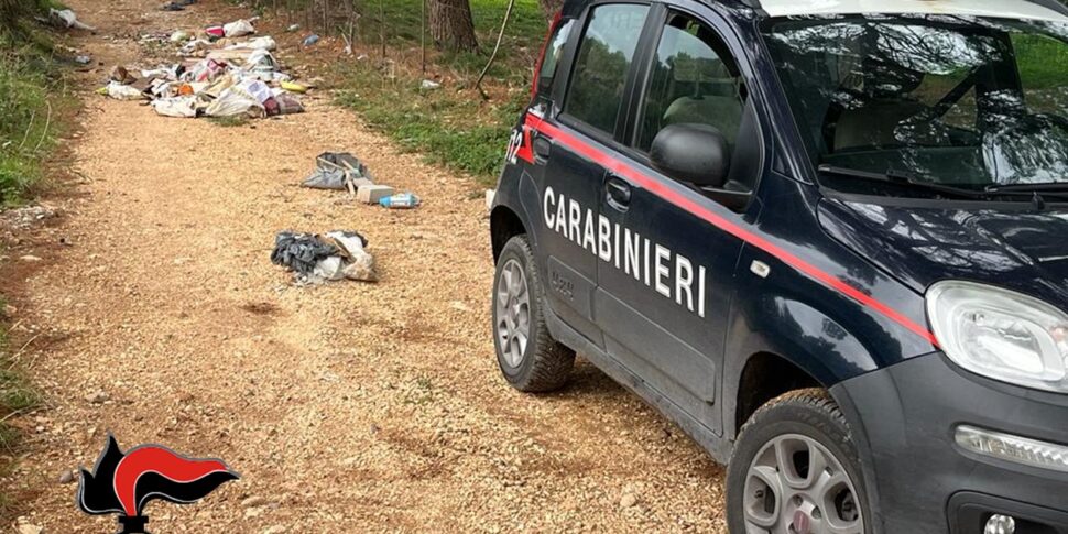 Cumulo di rifiuti blocca la strada a Pizzolungo: dai sacchi di farina i carabinieri risalgono a un panettiere, denunciato