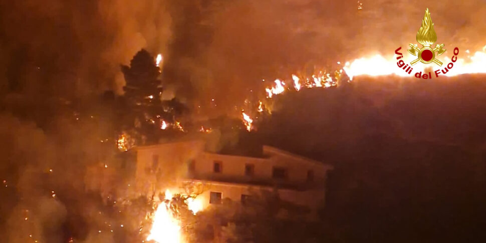 Dopo gli incendi in Sicilia i vigili del fuoco negarano alle vittime l'accesso agli atti, i legali: condotta ingiustificabile