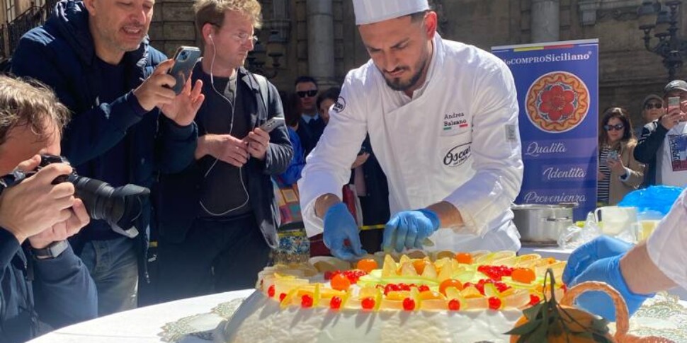 L’Anno delle Radici a Palermo, cassata gigante ai piedi del Teatro Massimo