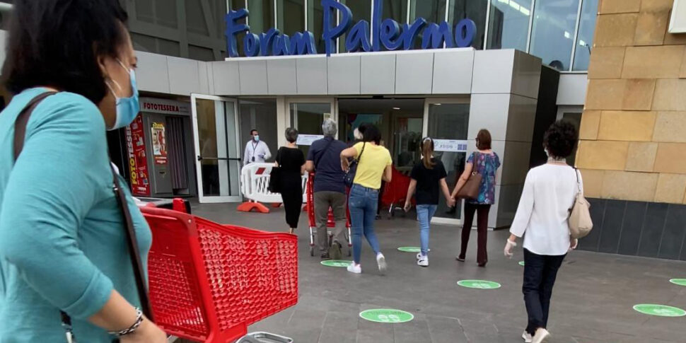 Rubano felpe al Forum di Palermo, escono dal negozio e trovano i carabinieri ad aspettarli