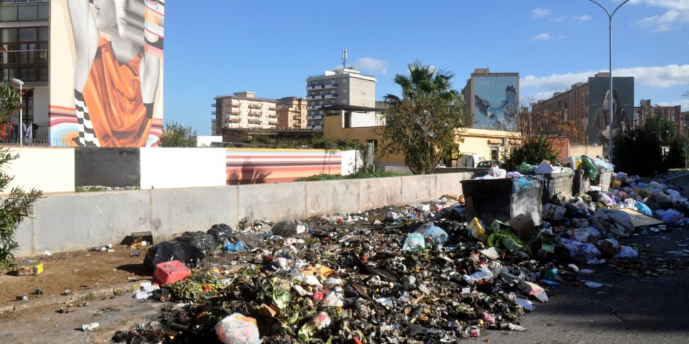 Palermo, è scontro sui rifiuti: si aggrava la crisi