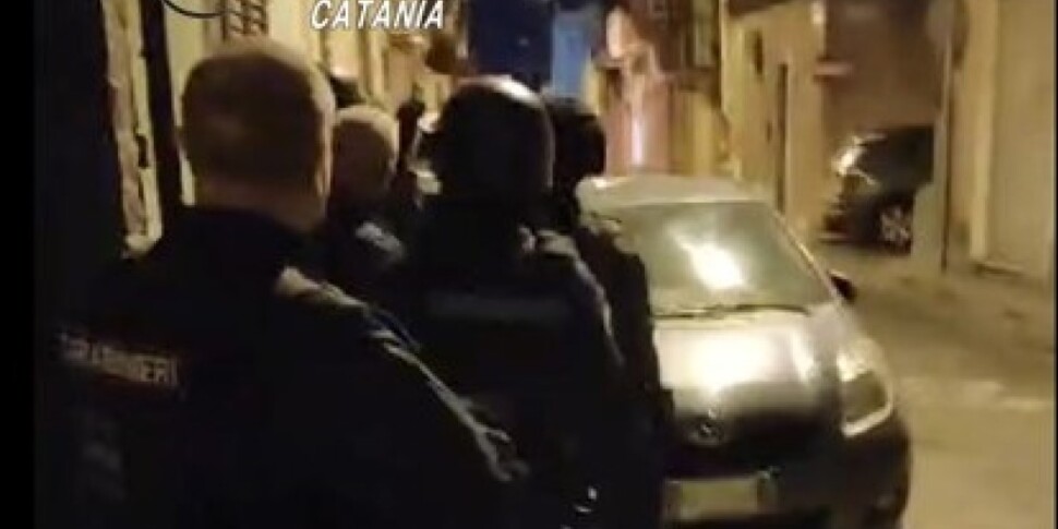 Catania, un appartamento del Villaggio Azzurro usato come centro di stoccaggio per la marijuana: giovane siracusano arrestato