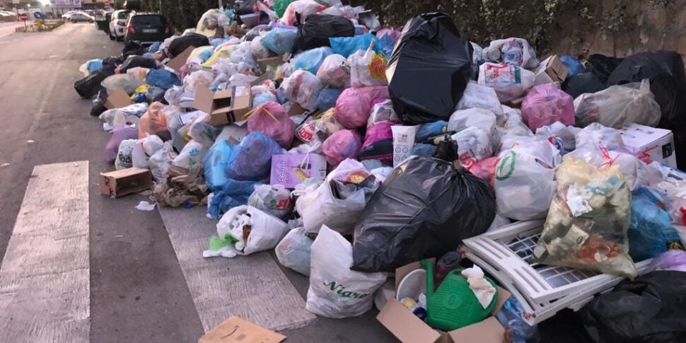 Palermo, cumuli di rifiuti e cattivi odori: così Bonagia si risveglia invasa dalla spazzatura