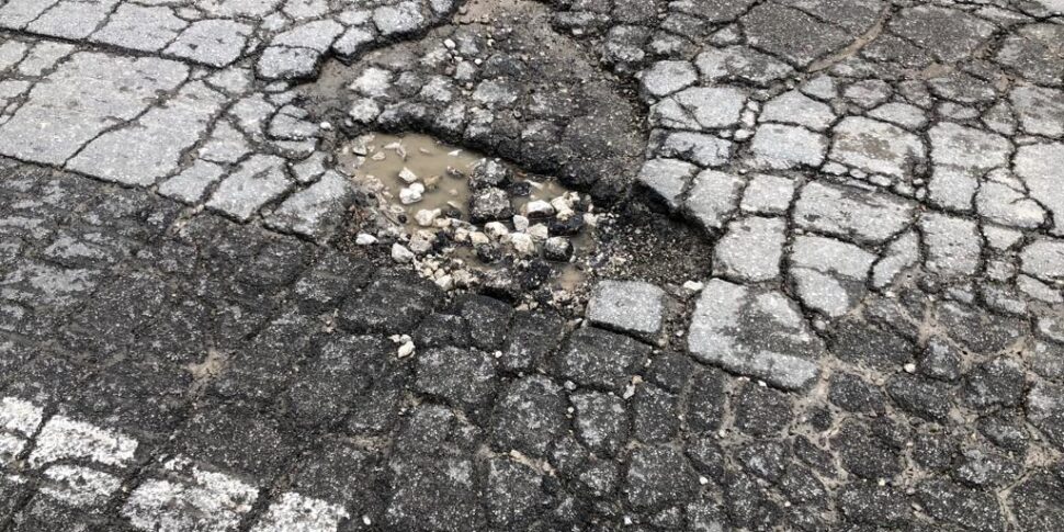 Le strade di Palermo piene di buche, il Comune al lavoro per ripararle