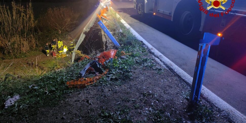 Un'auto precipita in un torrente tra Lentini e Scordia: morto un uomo di 43 anni, feriti il figlio e il nipote