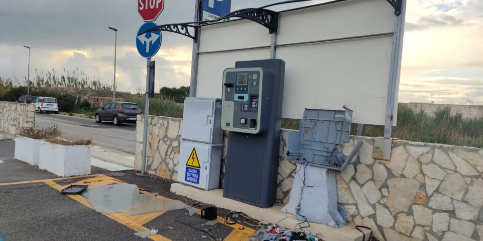 Mazara, vandali in azione nel parcheggio comunale di via Impastato - LE FOTO