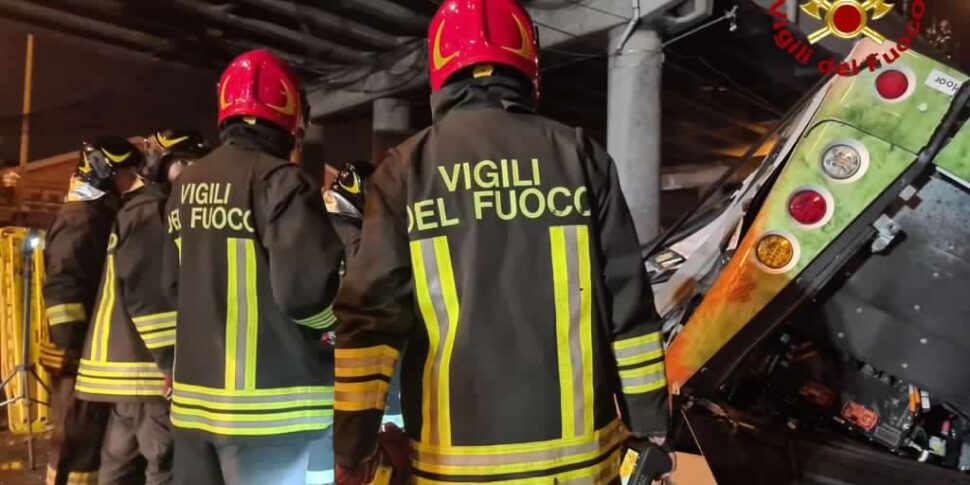 Palermo, protestano i vigili del fuoco: «Mensa scadente»