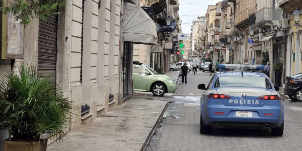 Vittoria, danneggiano tavoli e sedie dei locali in centro: denunciati due stranieri, per loro anche il Daspo urbano