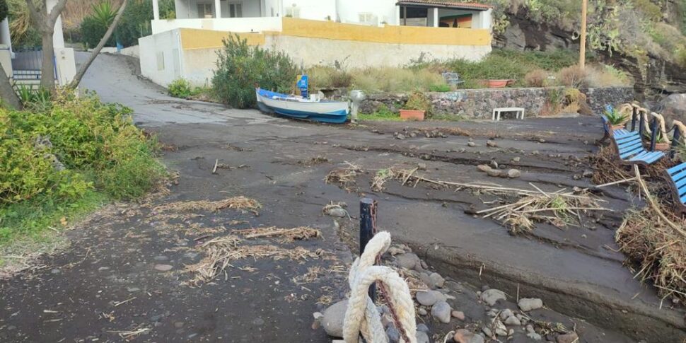 Vulcano, dopo la bomba d'acqua la provinciale per Gelso è quasi intransitabile