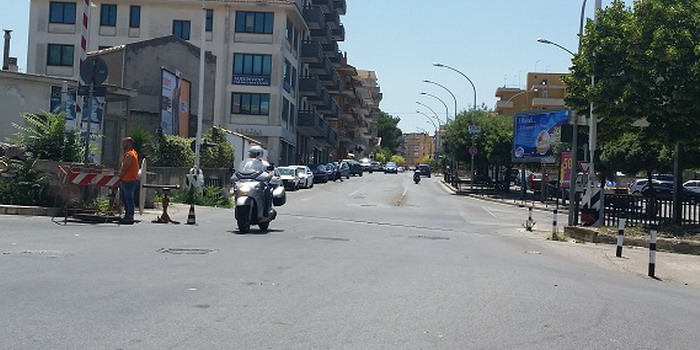 Il passaggio a livello di via Paestum a Ragusa colpisce ancora: anziano bloccato tra le sbarre con la sua Punto. Bloccato il treno in transito