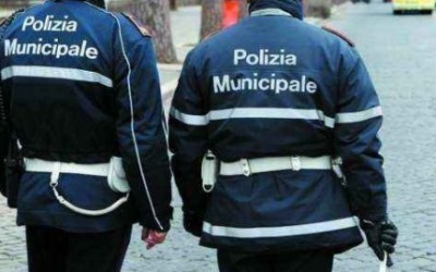 Attacco a auto Polizia municipale a Palermo