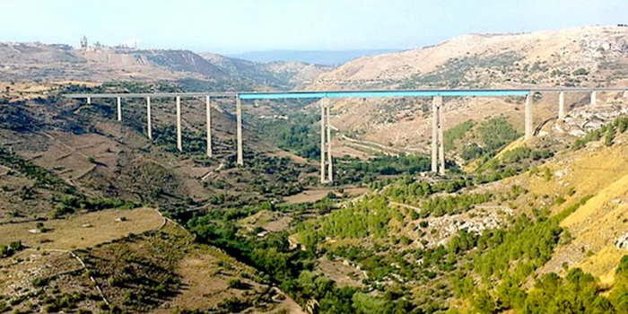 Una ragazza scavalca il guard-rail del ponte Costanzo per buttarsi nel vuoto: un carabiniere la fa desistere dal suicidio parlandole