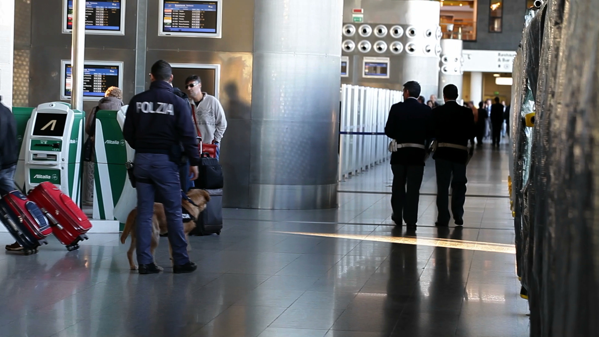 Catania pugnale nel bagaglio denuncia in aeroporto