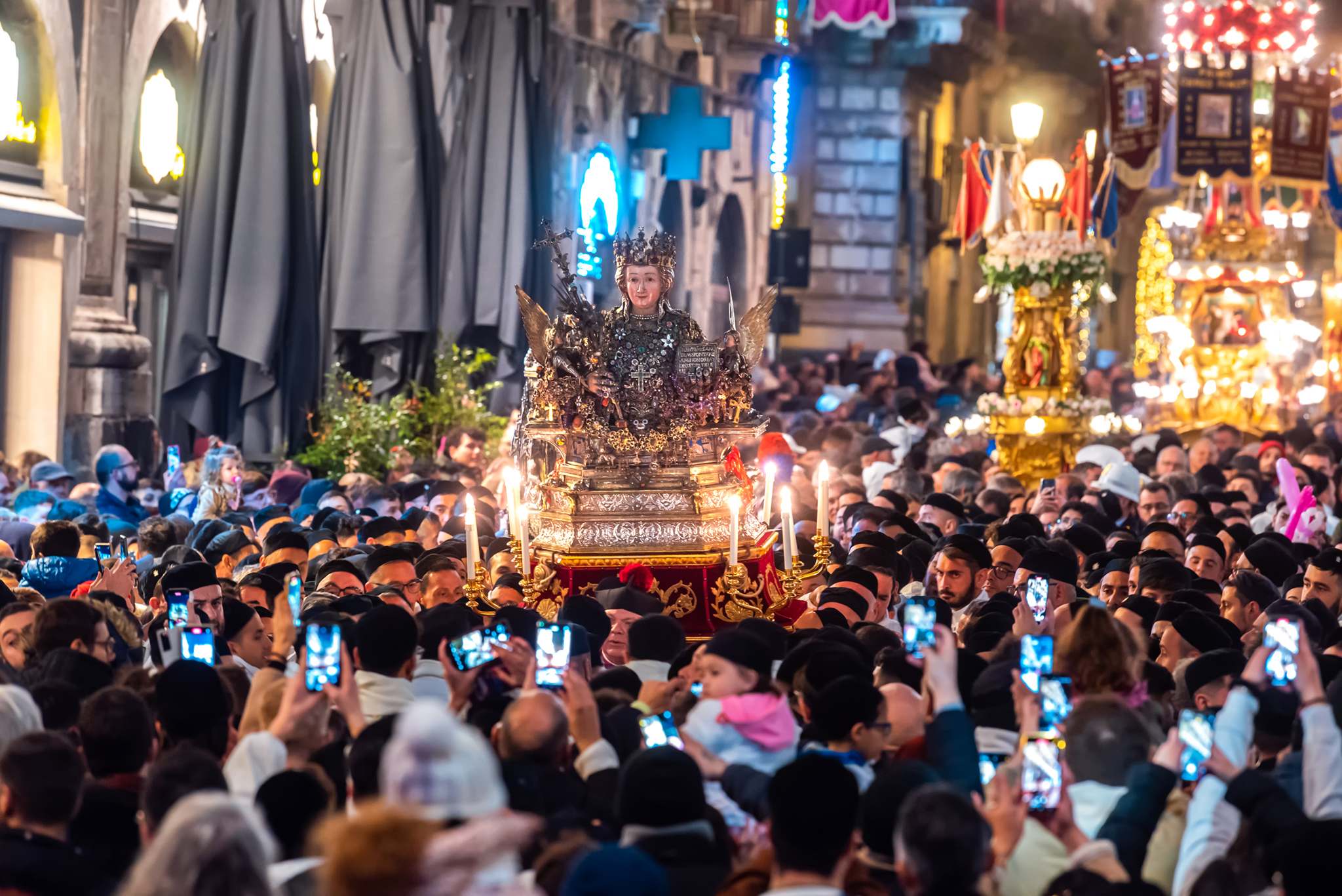 Festa di SantAgata a Catania foto dei fedeli in piazza