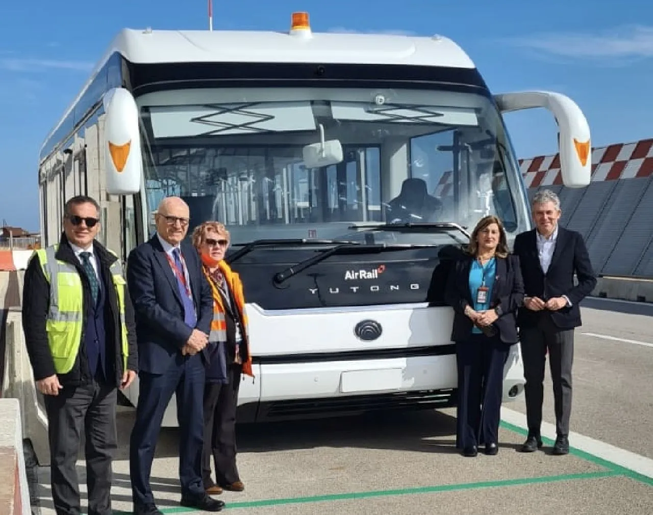 Primo bus interpista elettrico alimentato ad energia solare in servizio.