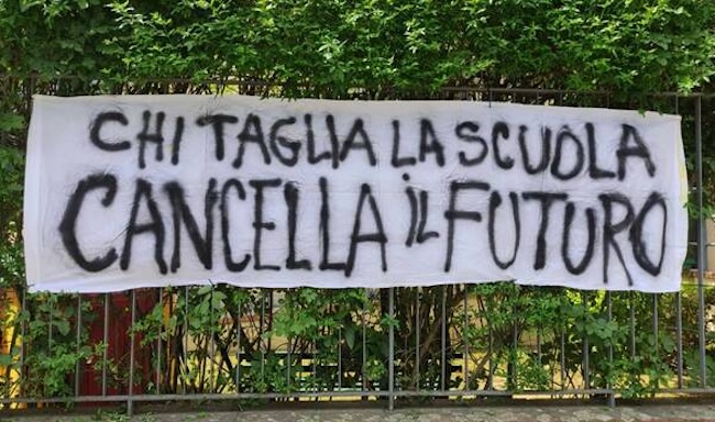 Siracusa. Tagli alla scuola, accorpamenti e impoverimento sociale aggravano l’abbandono degli studi: il Comune inerme