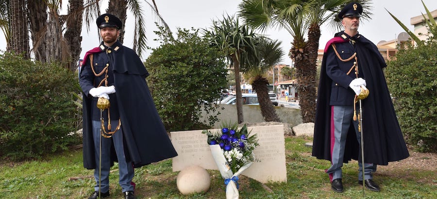 Siracusa. Commemorazione di Giovanni Palatucci, il Questore depone un mazzo di fiori dinanzi la stele sita nel largo a lui dedicato