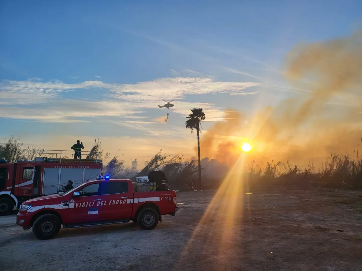 Vigili fuoco Catania e Ragusa a via Elorina - Siracusa per domare rogo