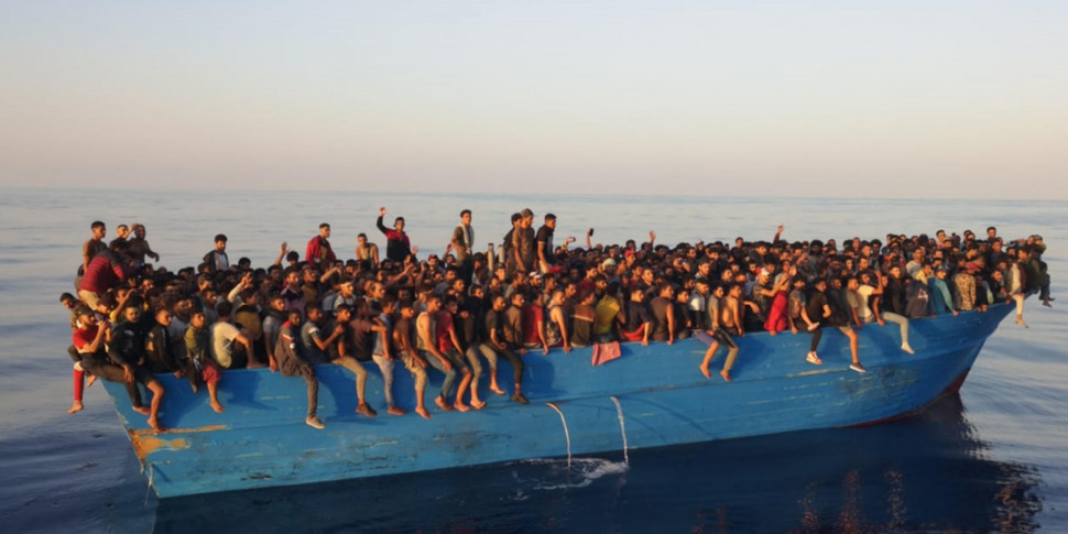 Lasciati alla deriva sul barcone, 138 migranti salvati e sbarcati a Lampedusa