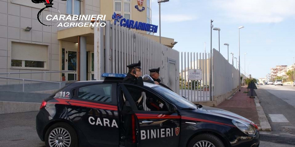 Agrigento, maxi furto in un'azienda di arredi e ceramiche: ladri in fuga con un furgone rubato