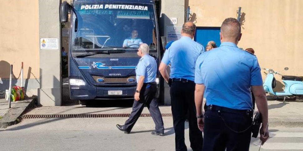 Droga e cellulari in carcere a Barcellona Pozzo di Gotto, arrestate una dottoressa e un’infermiera