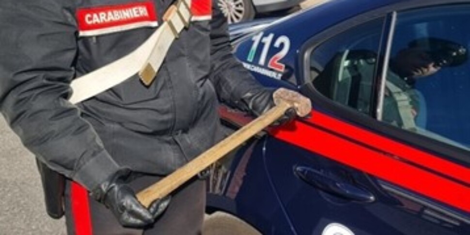 Catania, distrugge l'auto della compagna con una mazza da muratore: arrestato