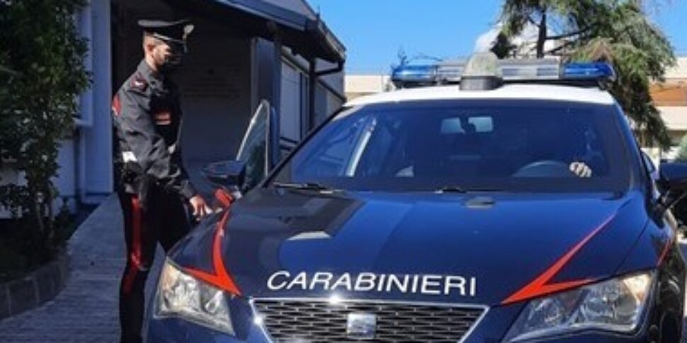 Tenta di strangolare la moglie davanti ai figli, arrestato a Palagonia