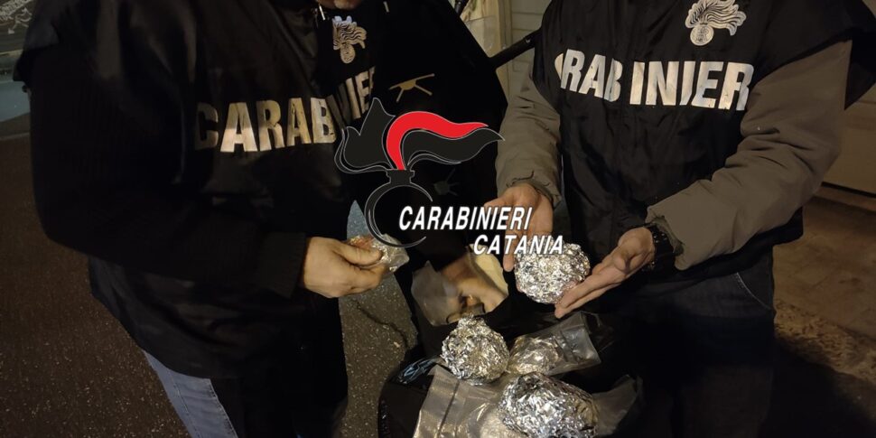 Corriere della droga in scooter arrestato a Catania, aveva un chilo di crack e 200 grammi di cocaina