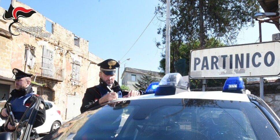 Brucia scarti di potatura e rifiuti, ventenne arrestato a Partinico