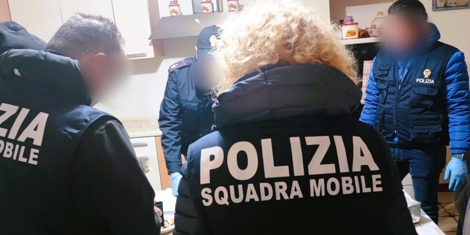 Cocaina, armi e pestaggi: dieci arresti a Caltanissetta