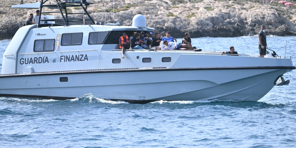Ancora sbarchi a Lampedusa, quasi mille migranti arrivati in 24 ore