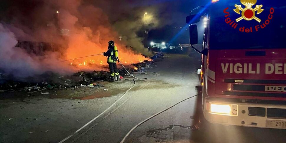 Emergenza vampe a Palermo: agguato a Brancaccio alla polizia municipale, furgone bloccato e preso a sassate