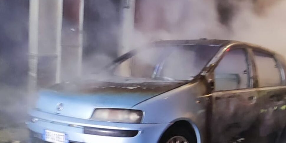 Due auto date alle fiamme a Partinico, l'incendio fa saltare la fornitura di energia elettrica