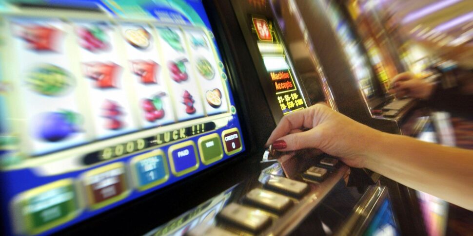 Slot machine illegali, multati due bar a Catania