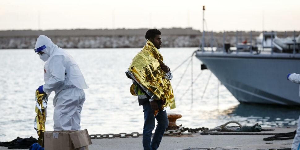 Barca con 32 migranti approda a Pozzallo