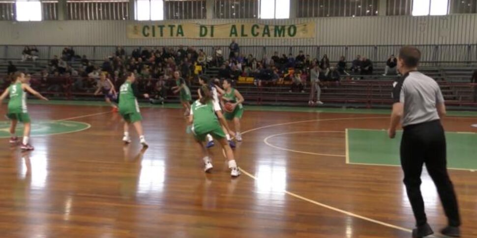 Campo di basket non disponibile, le ragazze di Lentini ospiti ad Alcamo: «Avversarie ma amiche nella vita»