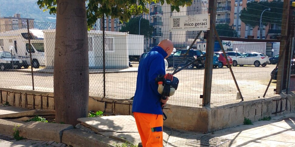 Palermo, a Bonagia la Rap in azione per togliere le erbacce vicino alle scuole