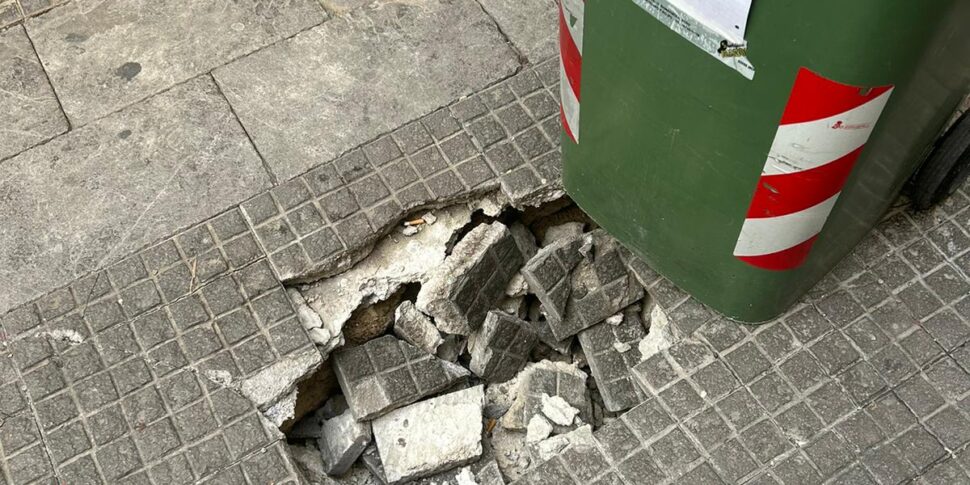 Palermo, si apre una buca a piazzetta Bagnasco ma nessuno interviene: i cittadini la segnalano con un cestino