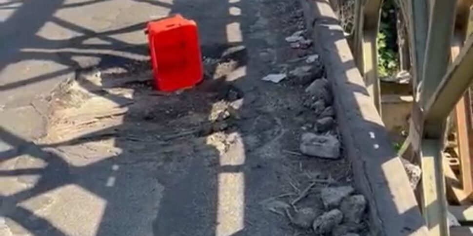 Palermo, una buca si apre sul ponte Bailey lungo il fiume Oreto: passaggio chiuso al traffico